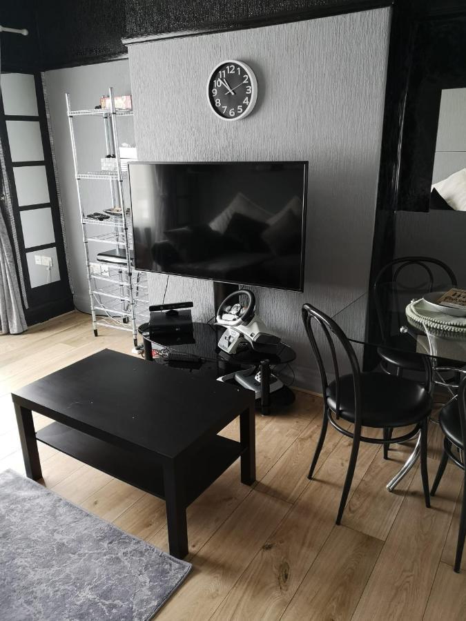 A Home Away From Home Now With Netflix And Ps4 Μπλάκπουλ Εξωτερικό φωτογραφία