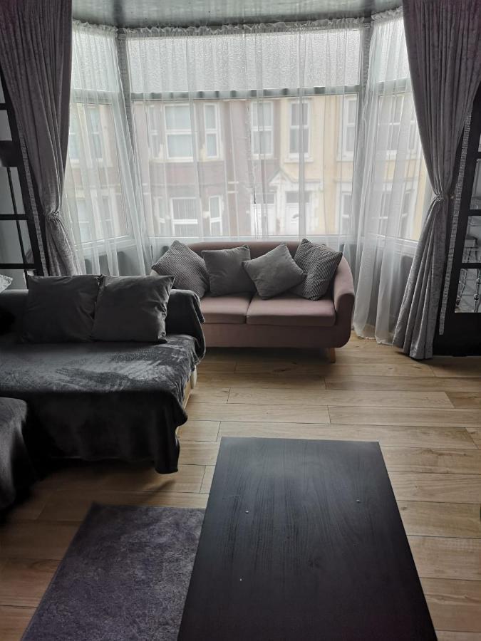 A Home Away From Home Now With Netflix And Ps4 Μπλάκπουλ Εξωτερικό φωτογραφία